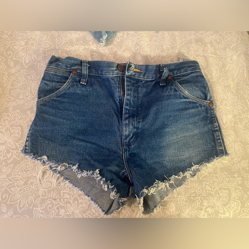 Cowboy cut vintage high waisted dark wash wrangler cut off shorts size 30